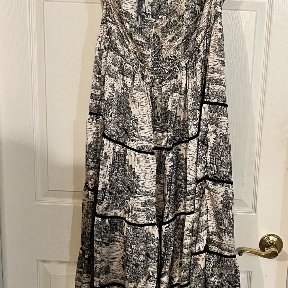 Elegant Black and White Maxi Dress - Picture 3 of 4